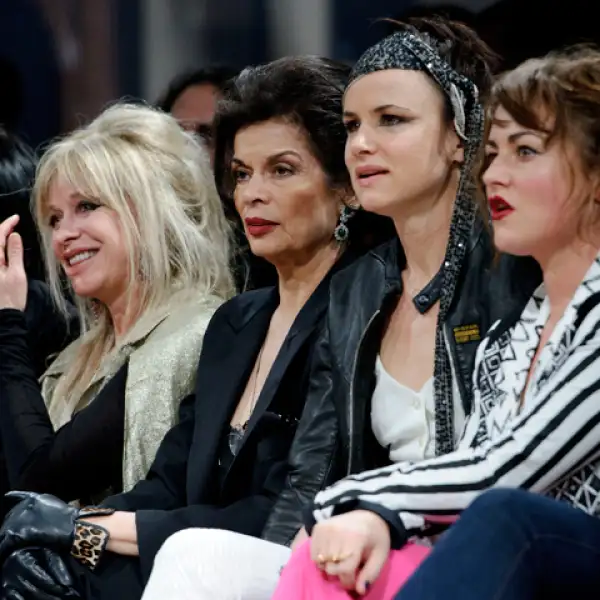 La ex esposa de Mike Jagger, Bianca Jagger asistió con su amiga Juliette Lewis a ver la nueva línea de Julien MacDonald.