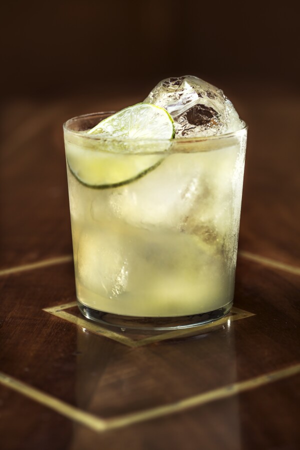 Bandido verde, coctel con limón, mezcal y Ancho Reyes Verde