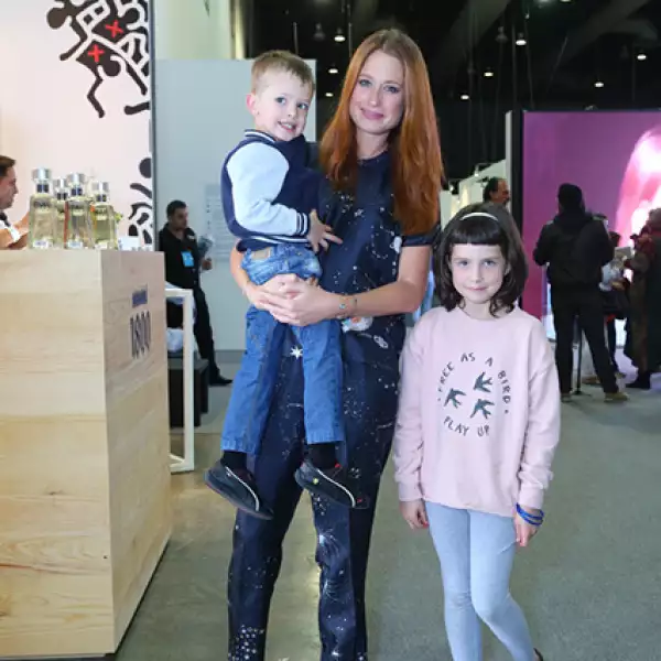 Zelika García con Adrián y Nara Marshall