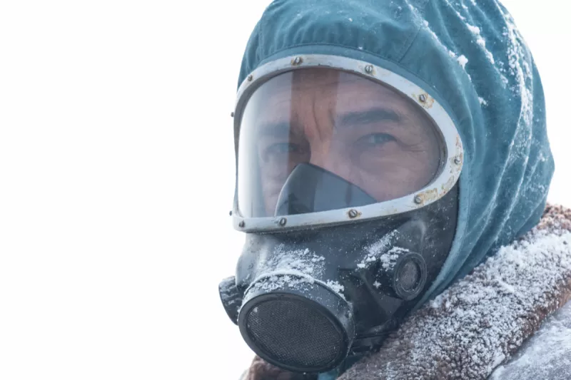 Foto del actor Ricardo Darín interpretando a Juan Salvo en El Eternauta con máscara