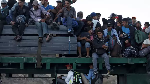 TECATE, BAJA CALIFORNIA, 20NOVIEMBRE2018.- Migrantes se trasladan en un trailer hacia Tijuana, luego de que caminaron alrededor de 40 kilómetros desde Mexicali. 
FOTO: ISAAC ESQUIVEL /CUARTOSCURO.COM