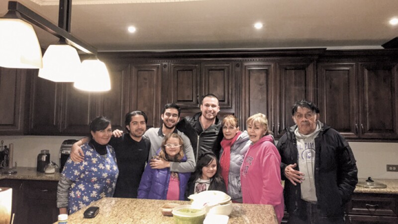 Rada con su familia en Tecate, Baja California: `Yo le regalé esa cocina a mi mamá con el dinero que estoy ganando en el Señor de los Cielos.