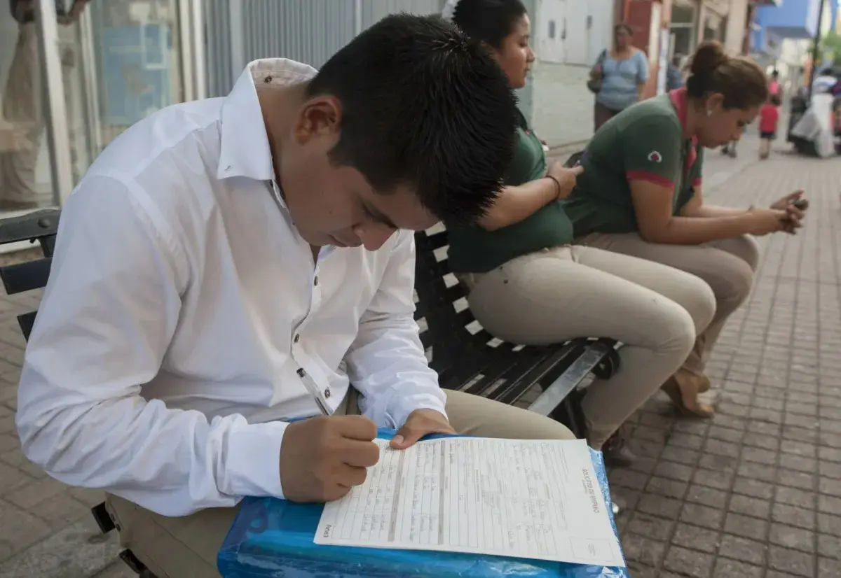 Hombre llenando una solicitud de empleo.