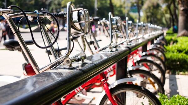 Hay muchas marcas y modelos de bicicletas.