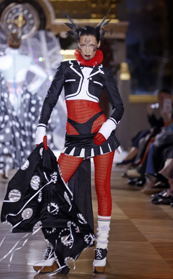 bella-hadid-semana-de-la-moda-de-paris-thom-browne