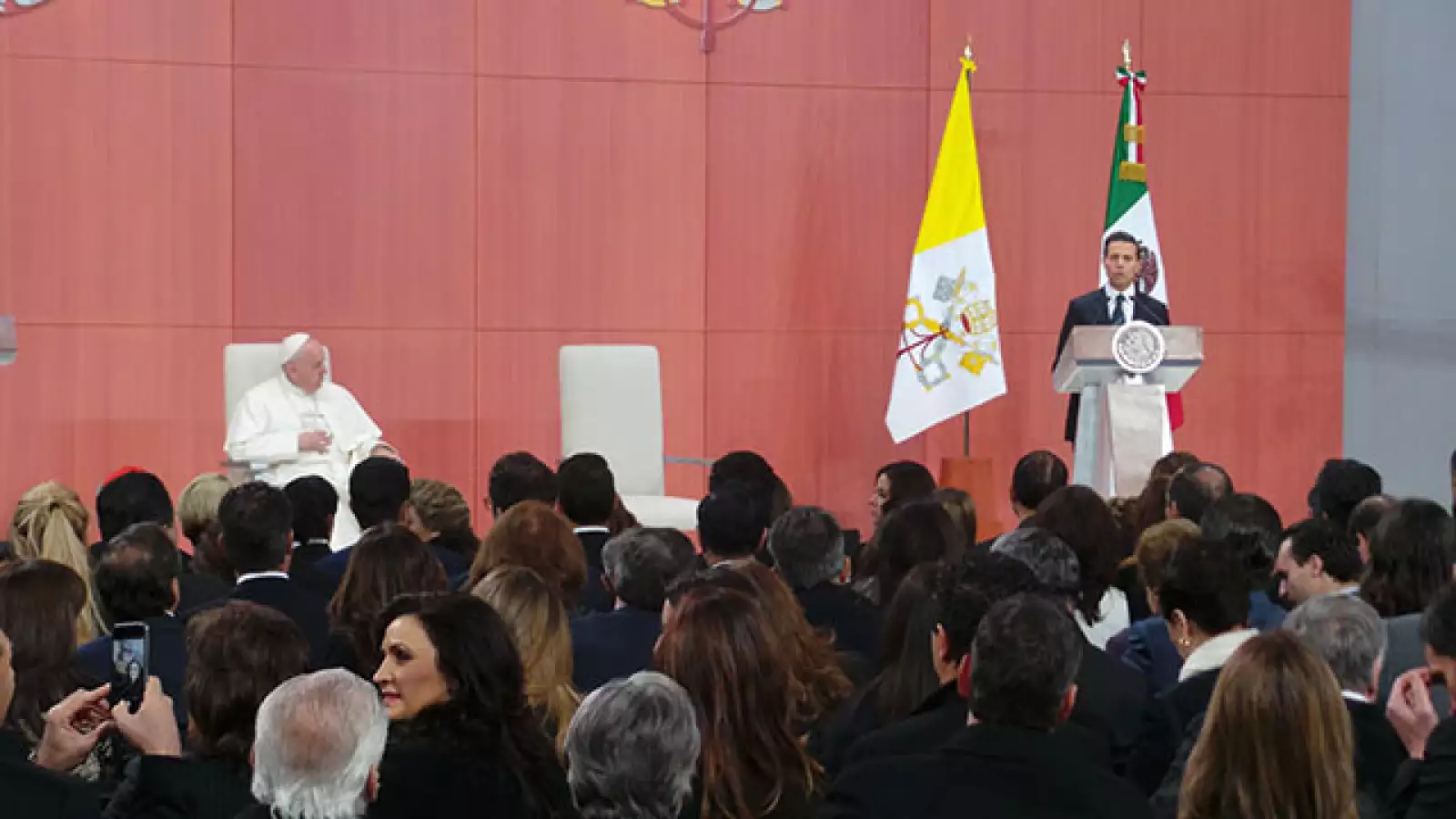 El presidente dio la bienvenida al Pontífice.
