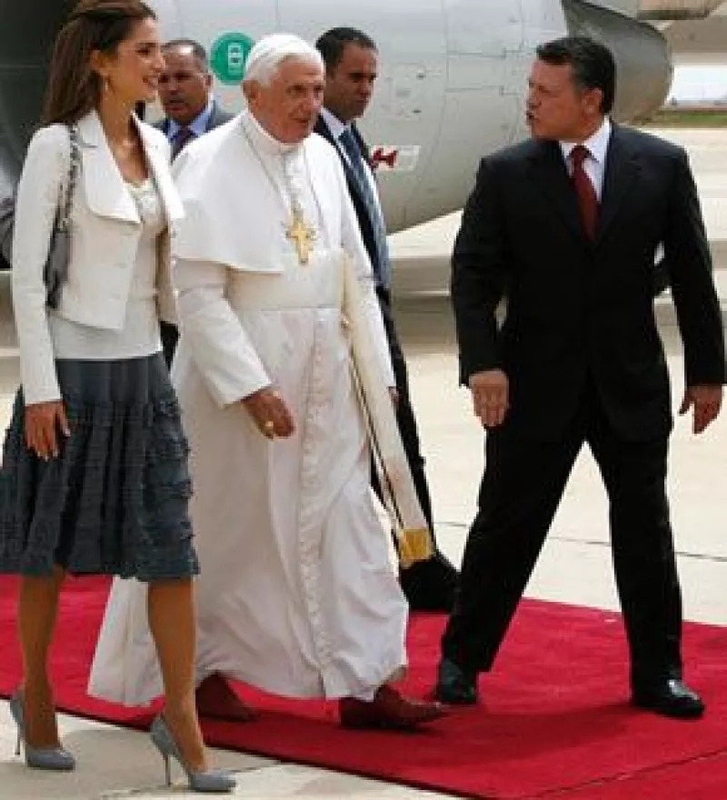 A pesar de ser famosa por su gusto sofisticado, la reina del país islámico recibió varias críticas por su escote y el maquillaje que usó para recibir al papa Benedicto XVI.