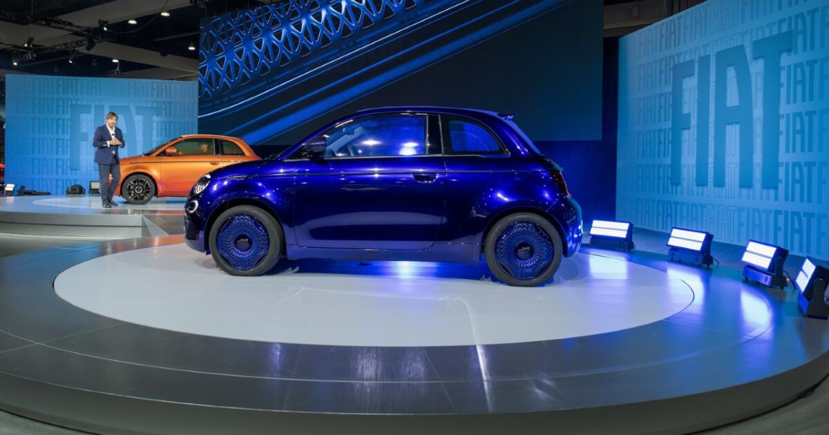 Stellantis, elektrik satışlarındaki yavaşlamayla mücadele etmek için Fiat 500 ve Jeep Compass'ın hibrit versiyonlarını üretecek