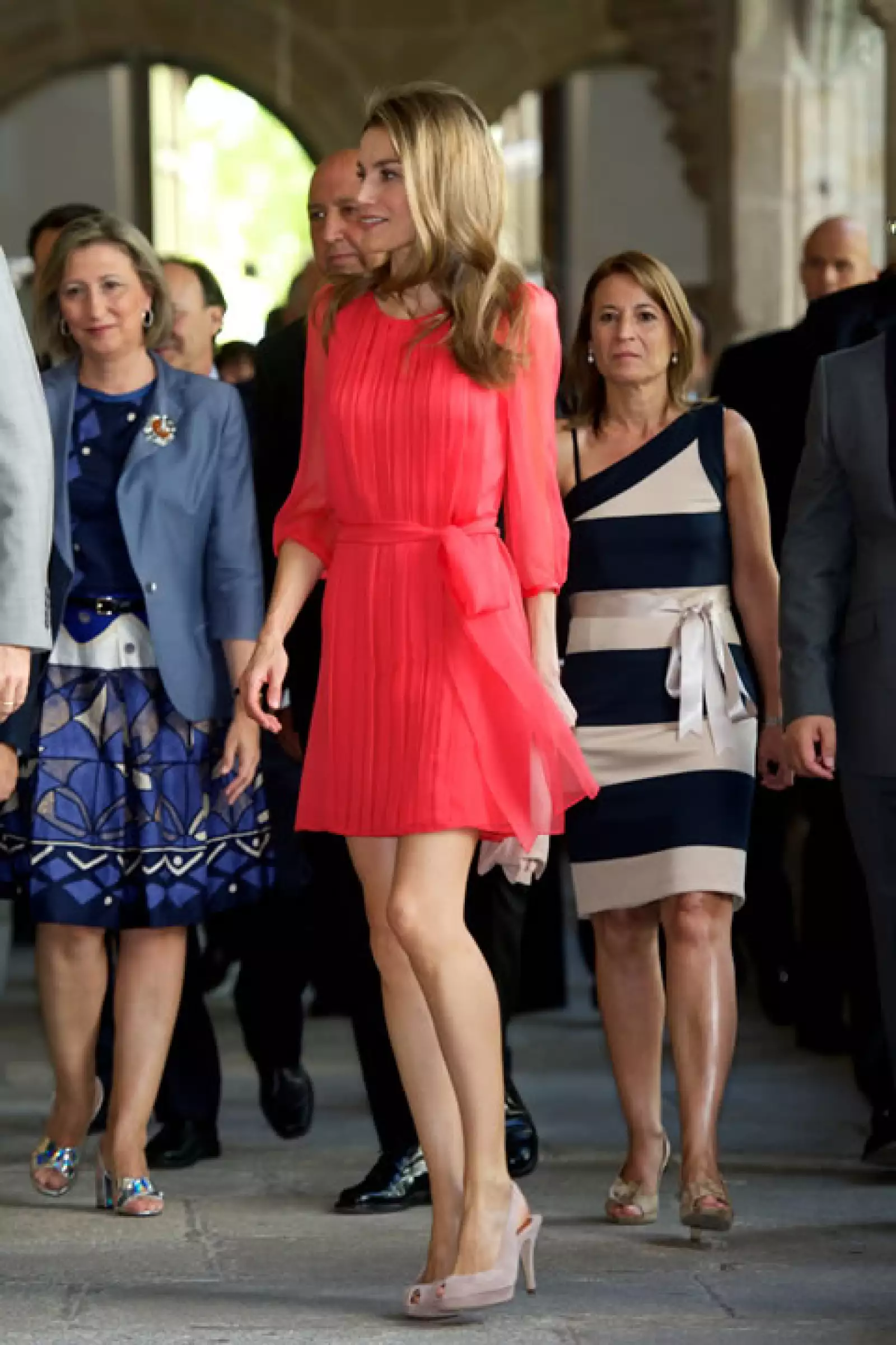 Tejidos ligeros con detalles plisados y peep toes son ideales para estar fresca.