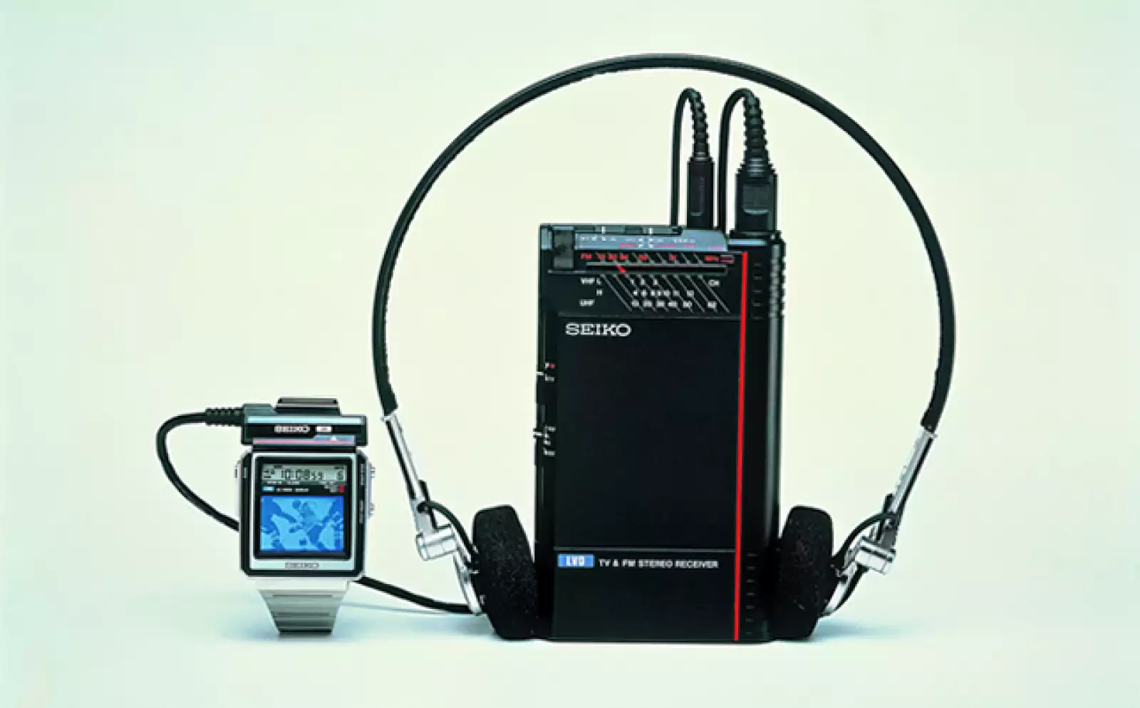 Este reloj tenía un monitor de TV en miniatura. En la película Octopussy (1983) la pantalla era a color, pero en realidad sólo transmitía imágenes en blanco y negro.