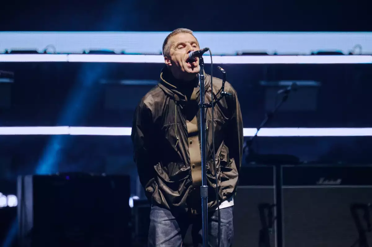 oasis se burla de la kiss cam de coldplay: "nos da igual con quien esten saliendo"
