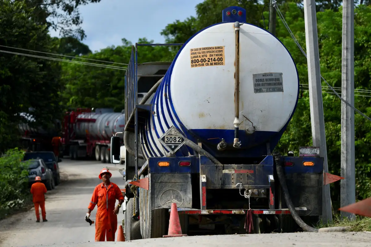 Pemex trabaja para contener fuga en ducto de combustible en sureste del país