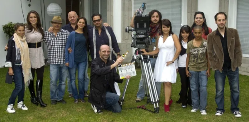 El elenco de la cinta dirigida por Guillermo Barba inició filmaciones ayer en una lujosa residencia del Pedregal de San Ángel.