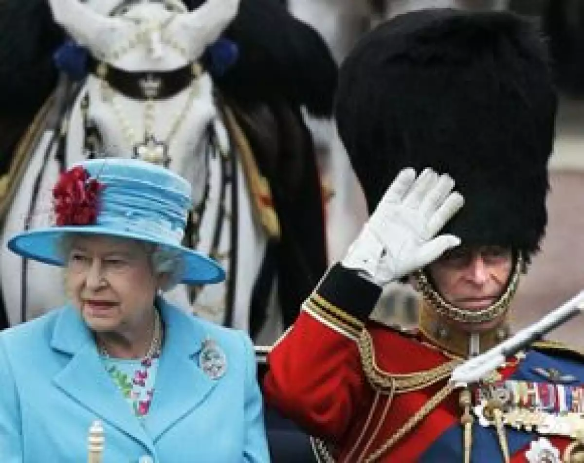 Este sábado se realizó la ceremonia Trooping the Colour, en honor del cumpleaños número 83 de la reina de Gran Bretaña, la acompañaron los príncipes Felipe, Carlos, Guillermo y Enrique.