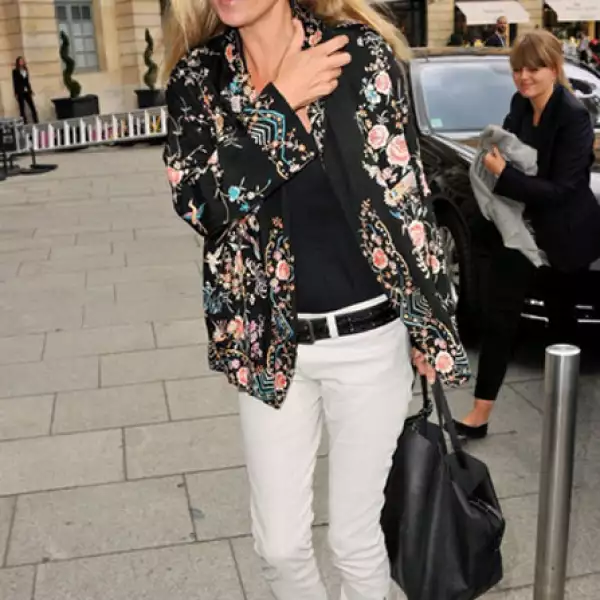 La top Kate Moss apostó por un saco con aplicaciones metálicas y`floral prints´.