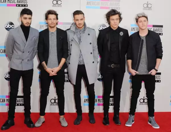 Louis Tomlinson con el resto de los integrantes de One Direction.