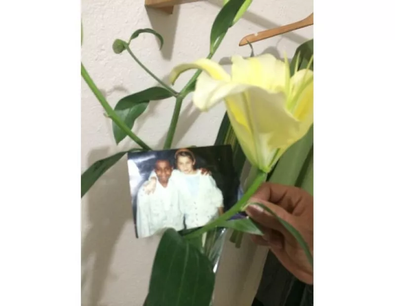 Los personajes de María Joaquina y Cirilo cobraron vida por un instante cuando la actriz recibió en su camerino unas flores y una foto del recuerdo de 1989 de su ex compañero Pedro Javier Vivero.