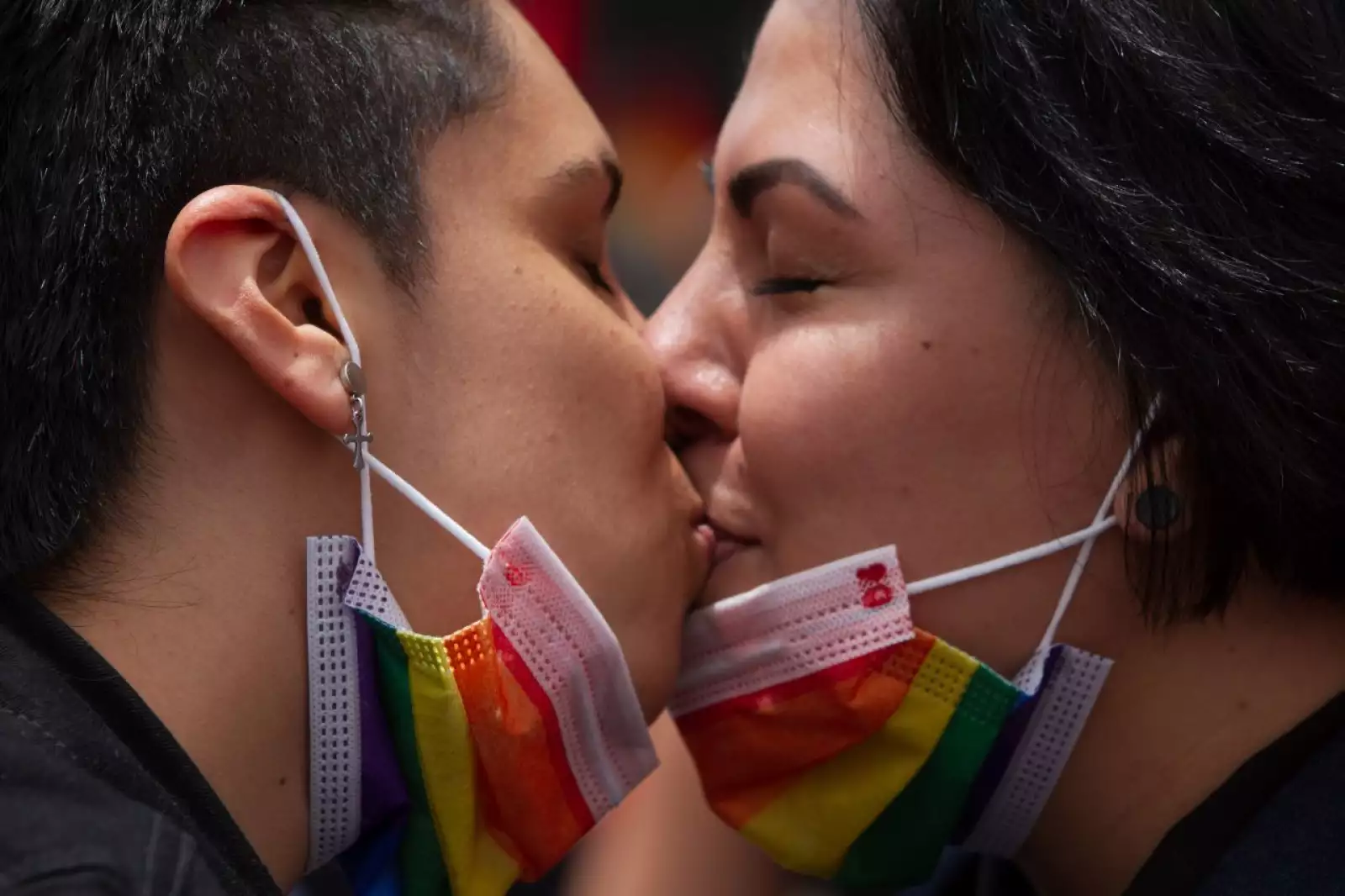 Una pareja de mujeres se besó durante la Marcha Lencha en la Glorieta de Insurgentes