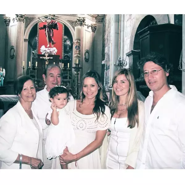 Toda la familia de Lola viajó para la importante celebración, aquí, Lola junto a sus papás y sus hermanos.