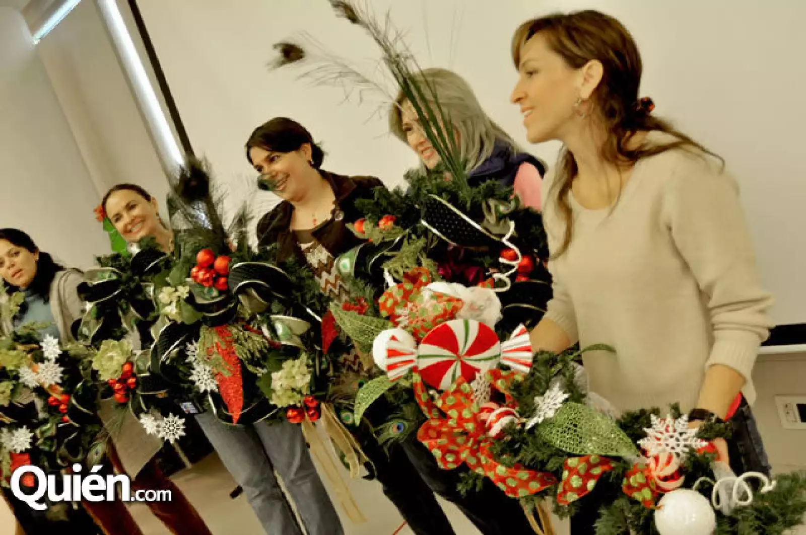 Esthela Villarreal da plática de decoración navideña