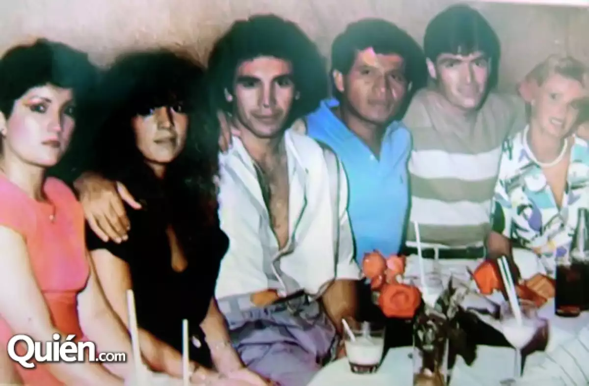 Hugo Sánchez con un grupo de amigos.
