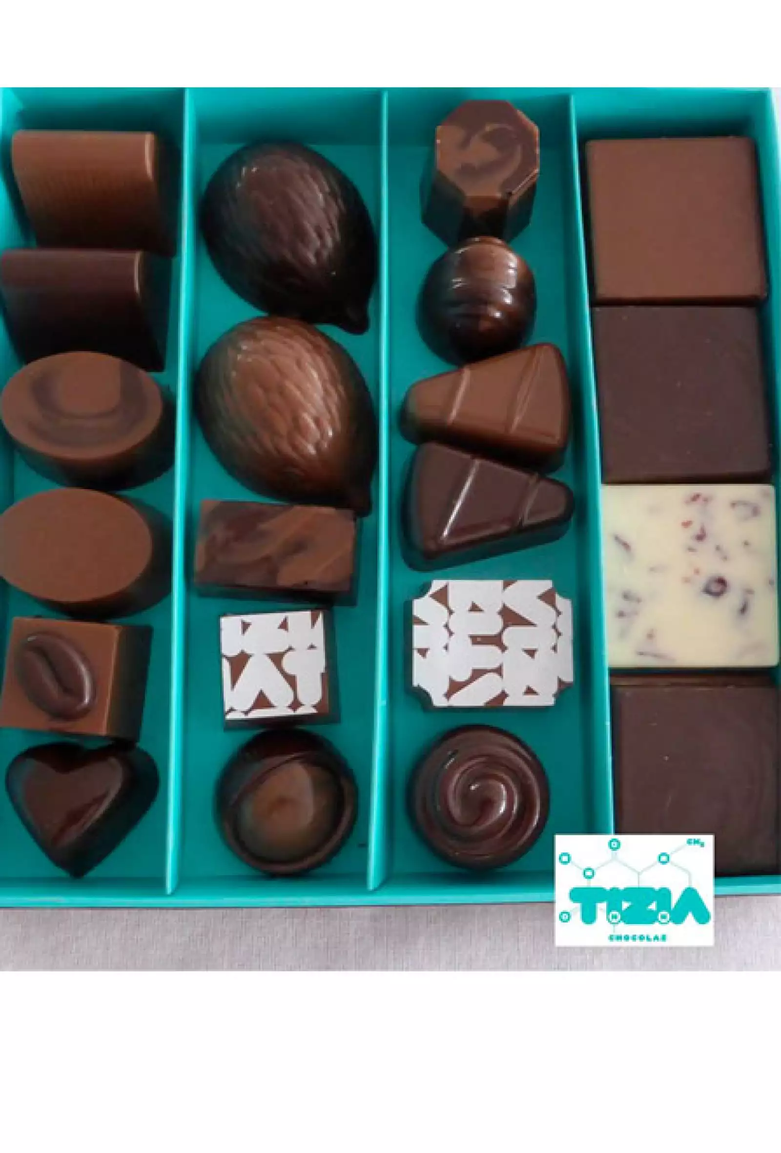 Una caja personalizada de chocolates siempre es un lindo detalle. Conoce los de `Tizia Chocolab´.