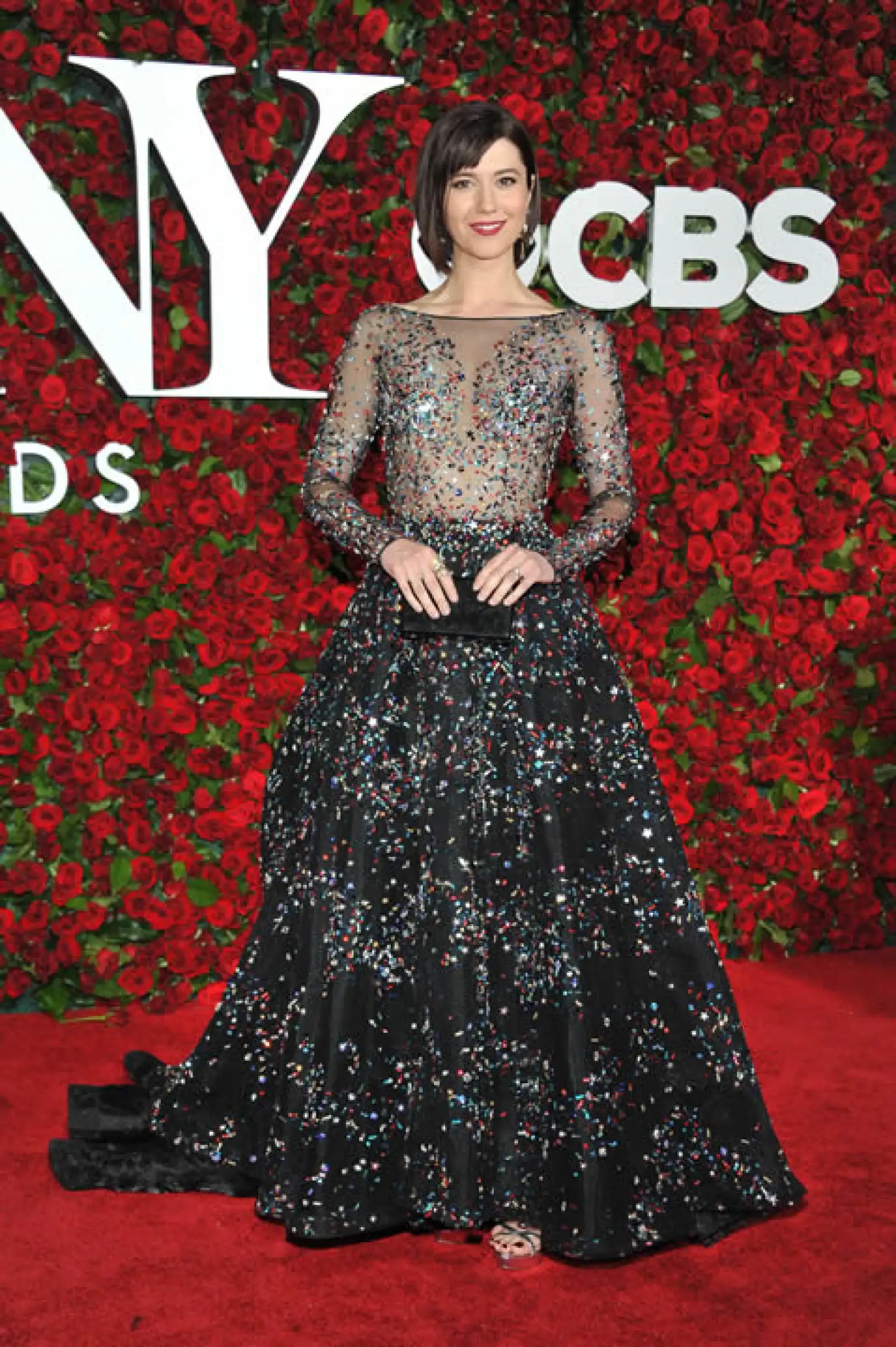 Mary Elizabeth Winstead con un impactante vestido de Zuhair Murad Couture, joyería de Atelier Swarovski y clutch de Edie Parker.