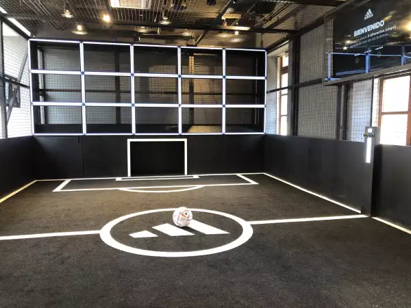 Cancha de Adidas en la tienda