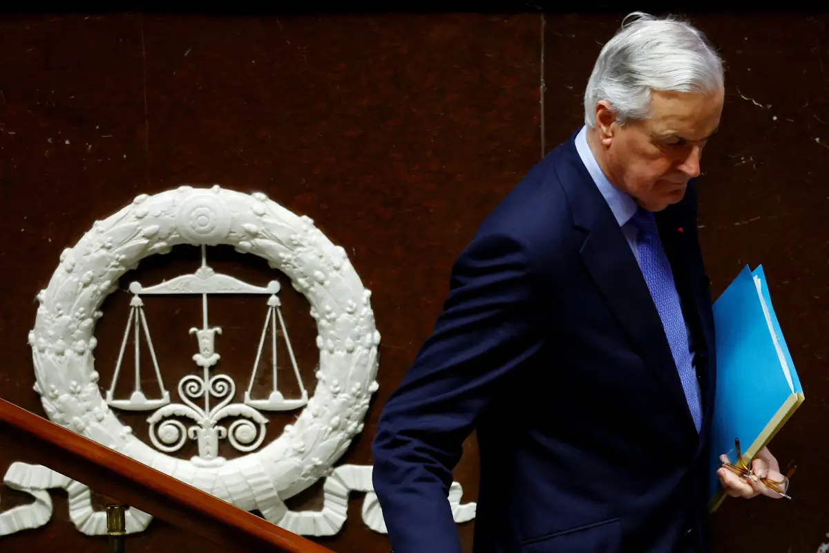 El primer ministro francés Michel Barnier se va después de pronunciar un discurso durante un debate sobre dos mociones de censura contra el gobierno francés, presentadas por la alianza de partidos de izquierda, el "Nouveau Front Populaire" (Nuevo Frente Popular - NFP) y el partido de extrema derecha Rassemblement National, después del uso por parte del gobierno francés del artículo 49.3, una cláusula especial en la Constitución francesa, para impulsar el proyecto de ley presupuestario a través de la Asamblea Nacional sin un voto de los legisladores, en la Asamblea Nacional en París, Francia, el 4 de diciembre de 2024. 