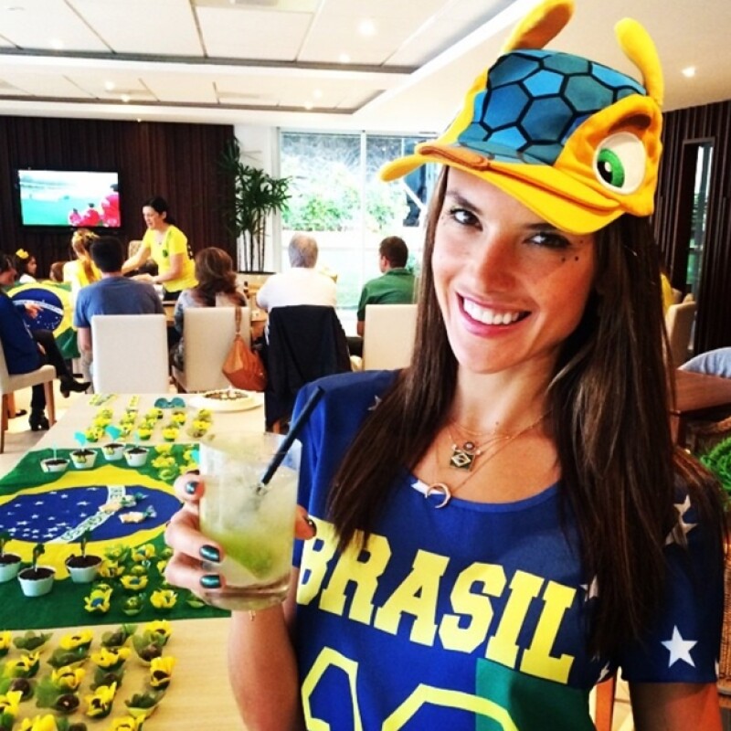 Alessandra Ambrosio ha sido de las guapas más aficionadas a lo largo del Mundial.