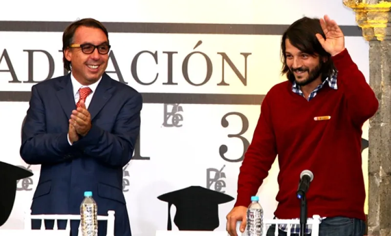 El actor dijo que apuesta por la educación como motor para lograr un cambio; Azcárraga Jean felicitó a los estudiantes por su pasión y entrega.