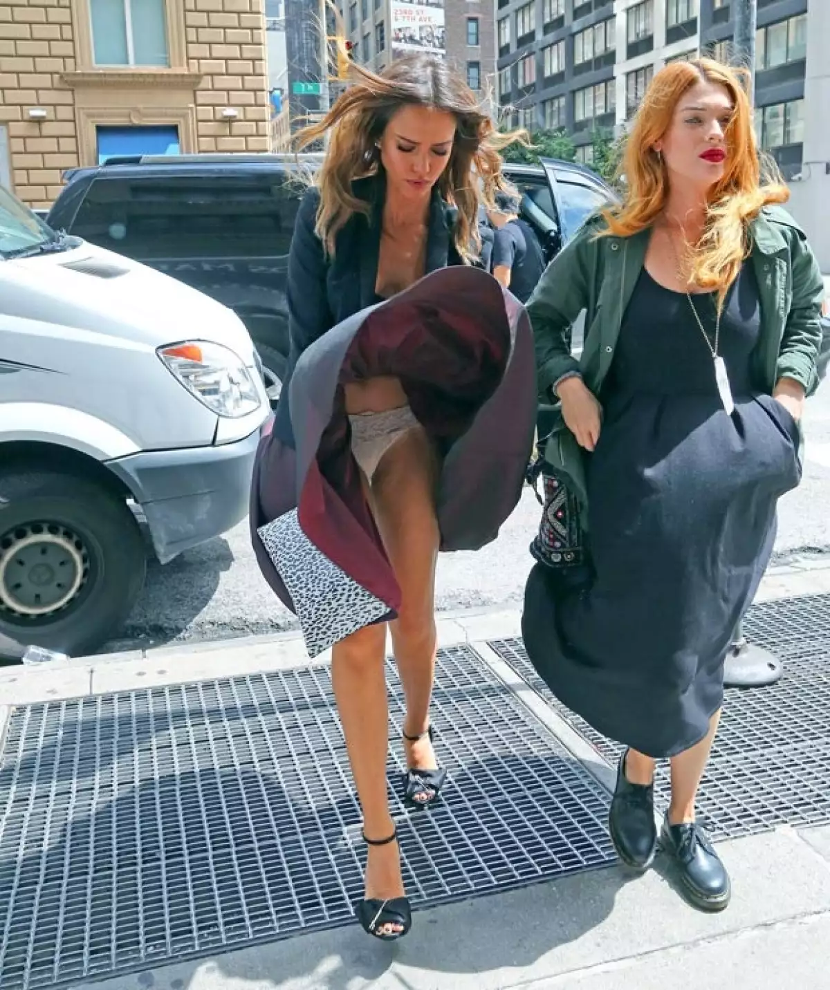La actriz caminaba por la Gran Manzana cuando su falda se levantó evidenciando su ropa interior al pasar por una rejilla del metro.