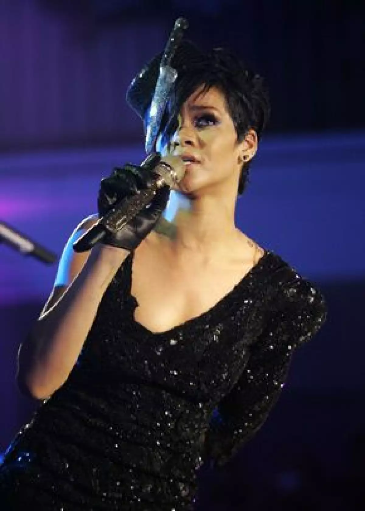 Si la ley requiere que la cantante rinda testimonio en contra de su novio deberá hacerlo.