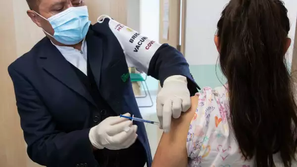 Jornada de vacunación contra COVID-19 a personal médico del estado.