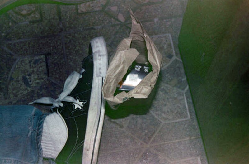 Otra foto en la que se ve, además del pie del guitarrista, una bolsa con una caja de cartuchos de bala de escopeta.