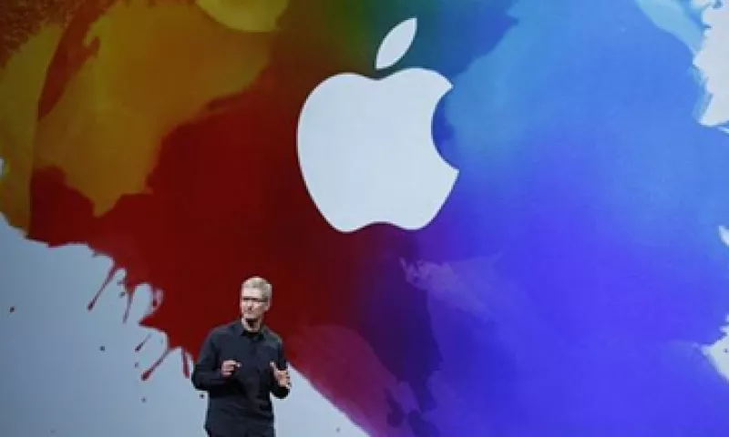 La empresa comandada por Tim Cook tiene 98,000 millones de dólares en liquidez y valores. (Archivo)
