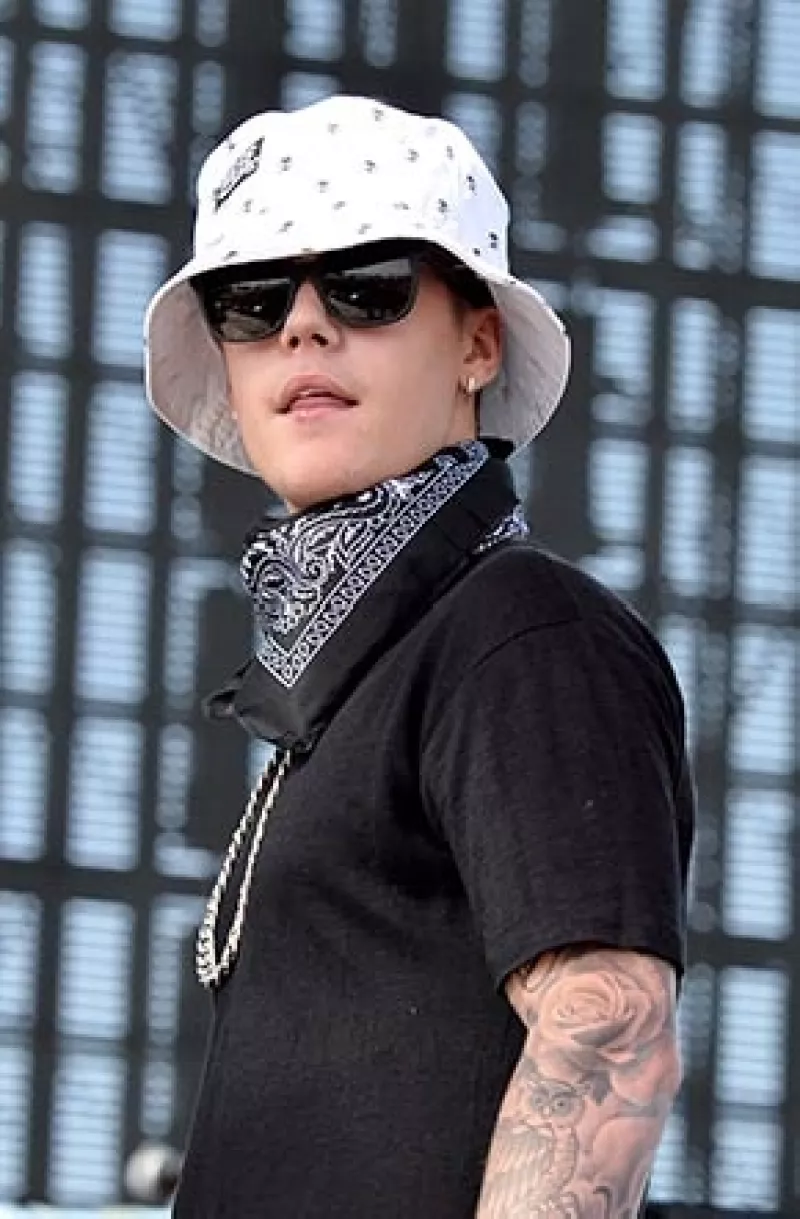 Un fotógrafo ha acusado al ídolo juvenil y a su guardaespaldas de golpearlo y obligarlo a borrar su materail el pasado mes de enero cerca de un club nocturno de Miami.