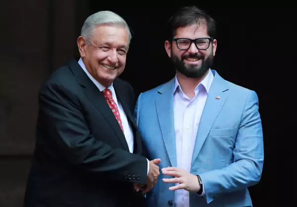El presidente de México, Andrés Manuel López Obrador, y el presidente de Chile, Gabriel Boric, se dan la mano en el Palacio Nacional en Ciudad de México, México. 
