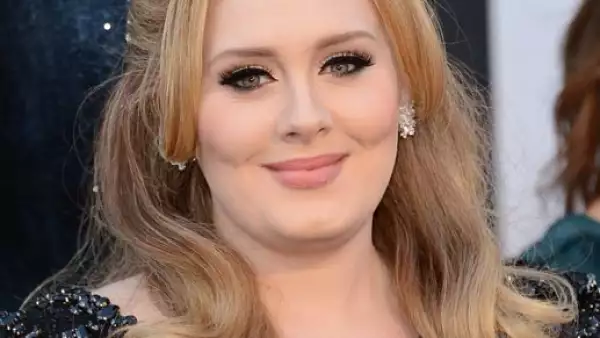 La cantante Adele, sin duda es una de las famosas que aparenta más edad pues, aunque tiene 26, su rostro y maquillaje hacen que luzca más grande.