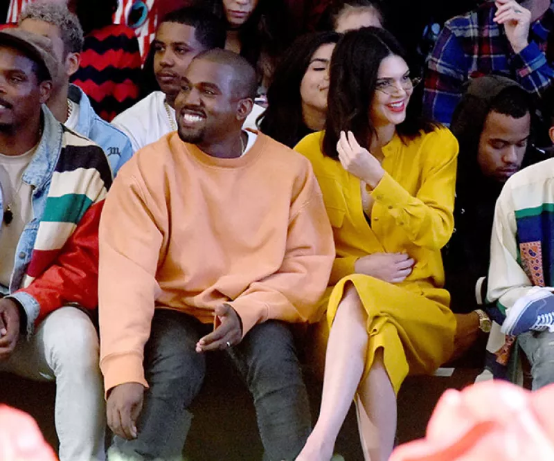 Ahora que las cosas están peor que nunca entre Taytay y el hip-hopero, la hermana de Kim 
toma un lado en la batalla pero, ¿tendrá lealtad a la familia o al squad?