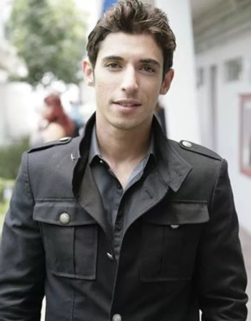 El actor mandó un mensaje a través de Quién.com y le dice a su novia `te amo´ y espera poder viajar a Argentina para verla pronto.