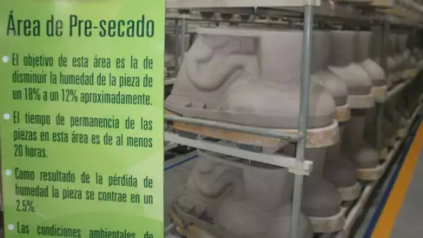 Las piezas son sometidas a un proceso de pre secado y secado mediante intercambio de temperatura y corrientes de aire hasta reducir su humedad de 18% a 0.5%.