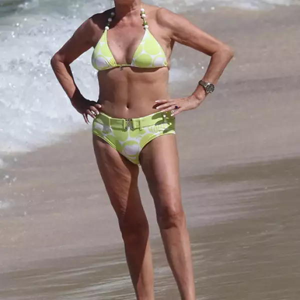 Anque la edad no le favorece, la empresaria decidió sacar del closet un bikini nada de favorecedor.