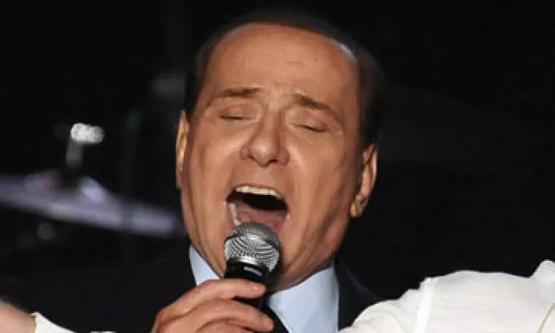 Silvio Berlusconi no canta en el nuevo material, pero colaboró en la composición de las 11 canciones. (Foto: AP)