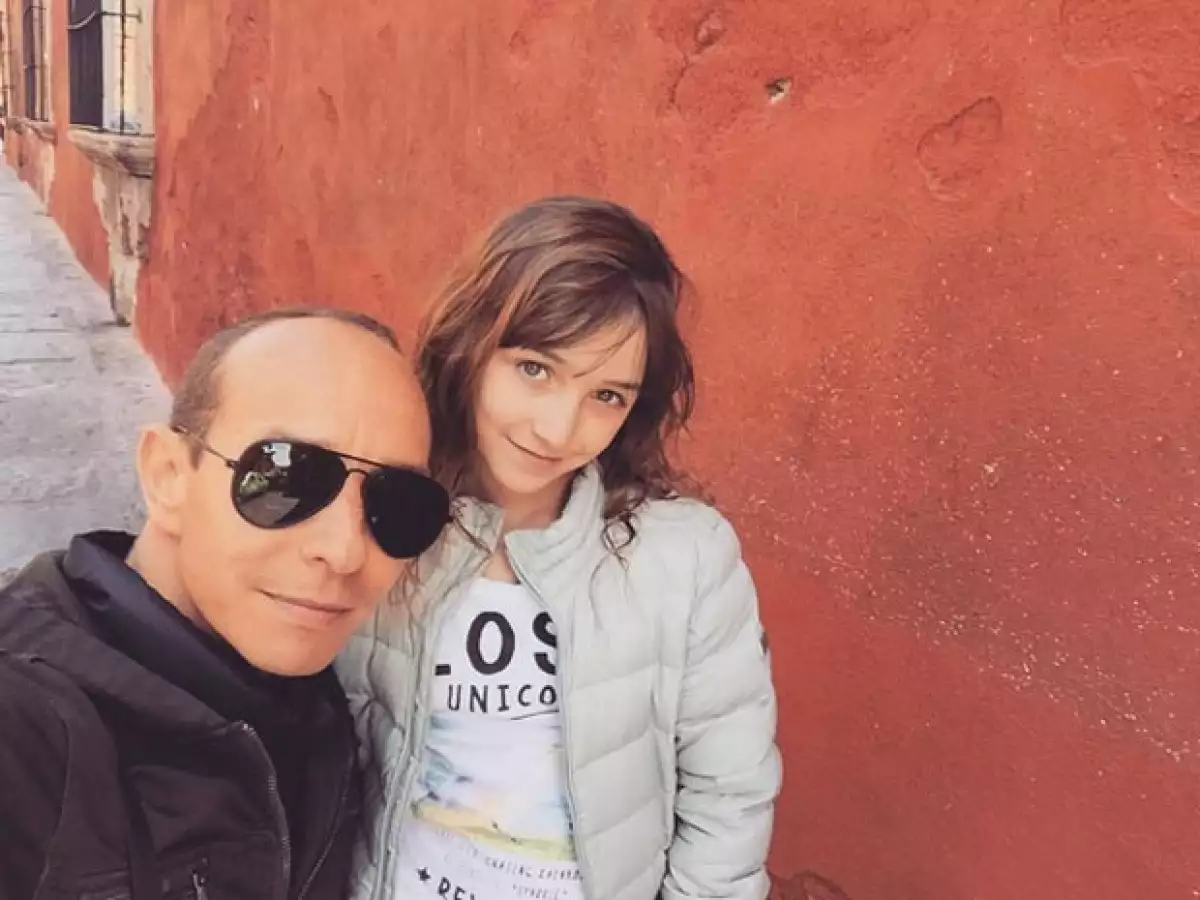 Su papá la acompaña durante su rodaje.