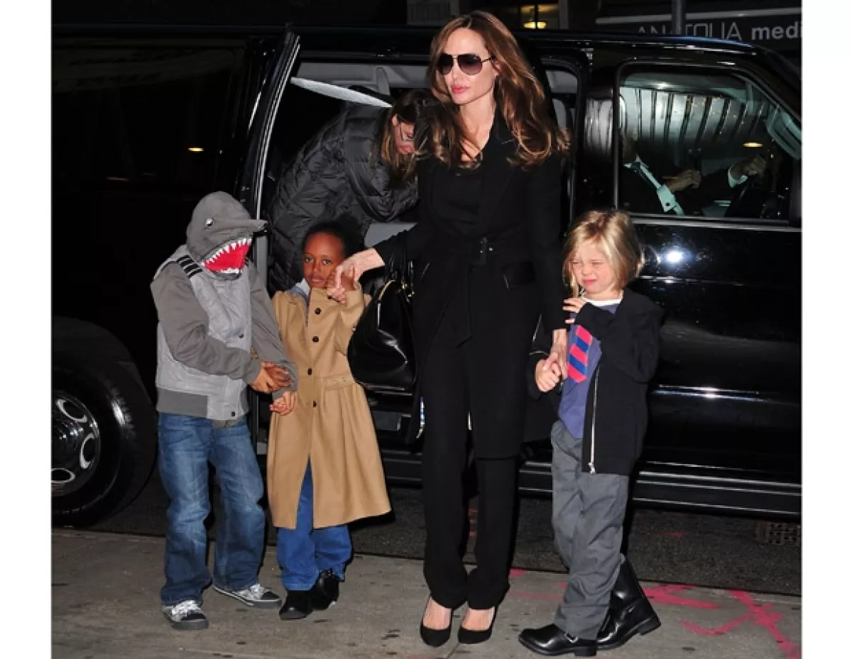 En esta foto: Zahara, Angelina y Shiloh.