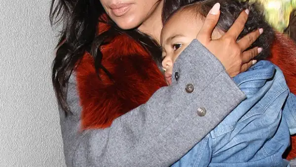 Kim Kardashian y su hija fueron captadas a su llegada al aeropuerto de Los Ángeles, donde ya las esperaban decenas de fotógrafos.