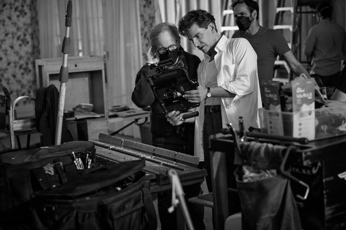 Bradley Cooper junto a Steven Spielberg durante la filmación de Maestro. 