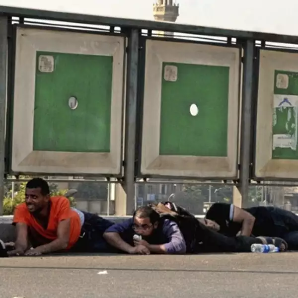 manifestantes se tiran al suelo