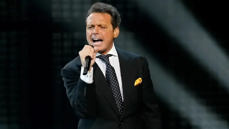 Luis Miguel cantando en concierto.